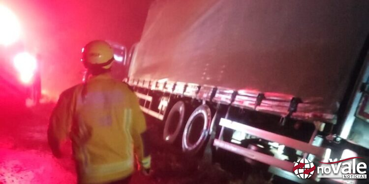 Bombeiros atendem saída de pista na SC-350 em Santa Cecília