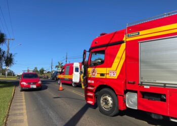 Colisão entre carro e moto deixa mulher ferida em Videira