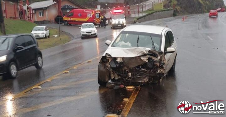 Colisão entre veículos é registrada na SC-135 em Pinheiro Preto