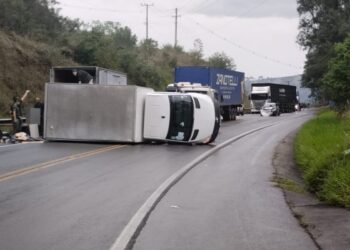 Caminhão tomba após colisão com veículo na SC-453 em Ibicaré