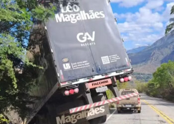 Carreta do cantor Léo Magalhães se envolve em acidente na Bahia