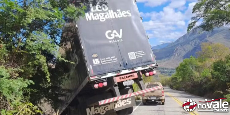 Carreta do cantor Léo Magalhães se envolve em acidente na Bahia