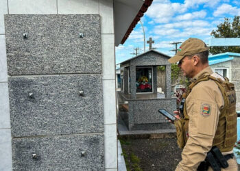 Criminosos invadem cemitério e furtam cerca de 100 peças de túmulos