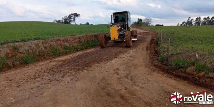 Secretaria de Obras mantém frentes de trabalho nas estradas do interior de Ouro