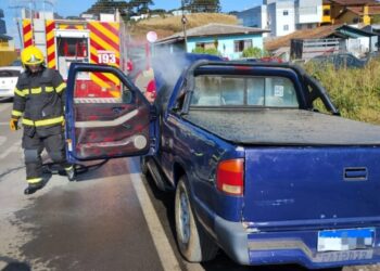 Bombeiros combatem incêndio em veículo no centro de Santa Cecília