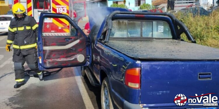 Bombeiros combatem incêndio em veículo no centro de Santa Cecília