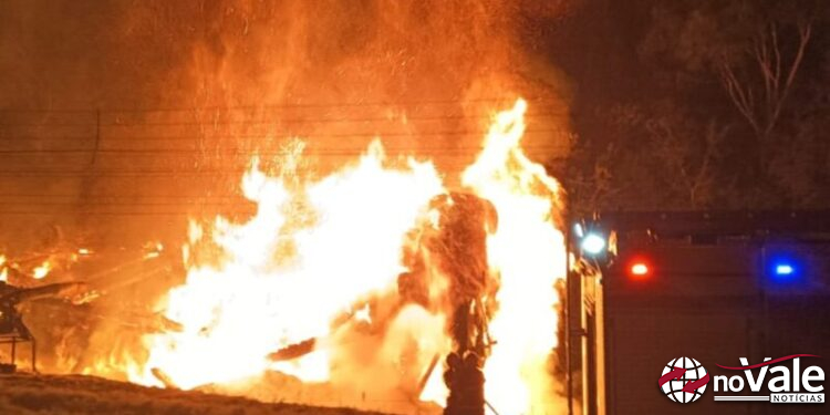 Depósito de maravalhas é consumido pelo fogo em Presidente Castello Branco