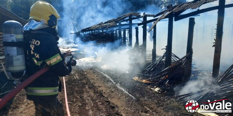 Incêndio atinge depósito de madeira em Santa Cecília