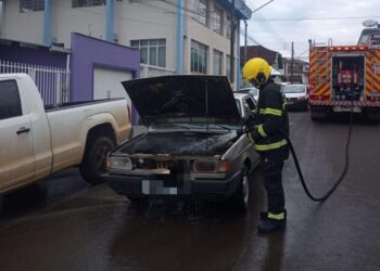 Corpo de Bombeiros atendem incêndio em veículo no centro de Campos Novos