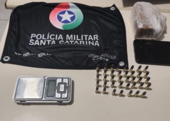 Operação conjunta resulta na prisão de dois homens e na apreensão de drogas e munições