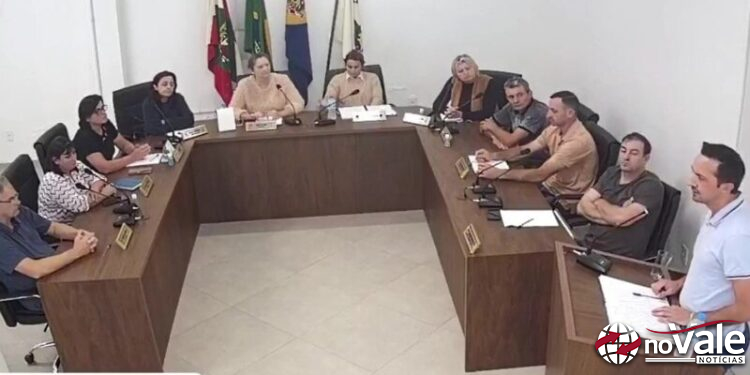 Clitor Knebel é empossado como prefeito interino de Ipira