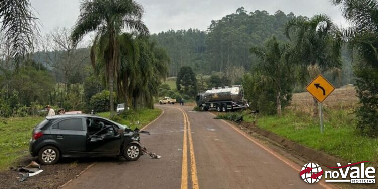 Motorista perde controle de veículo e morre após colidir em caminhão no Oeste