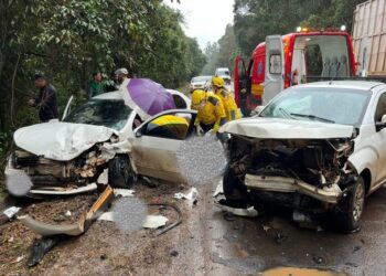 Colisão violenta deixa danos de elevada monta e feridos na SC-283