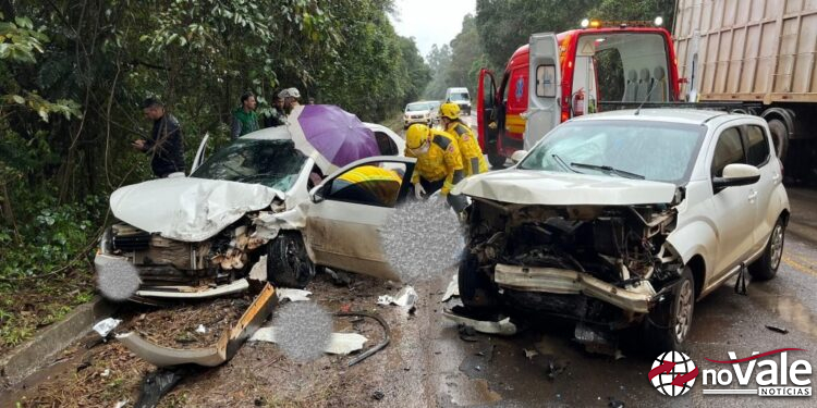 Colisão violenta deixa danos de elevada monta e feridos na SC-283