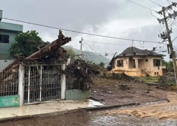 Mortos em enchentes no RS sobem para 180; 32 seguem desaparecidos