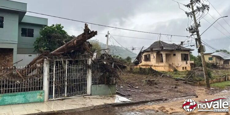 Mortos em enchentes no RS sobem para 180; 32 seguem desaparecidos