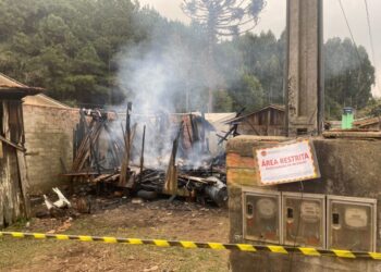 Incêndio destrói residência de madeira em Santa Cecília