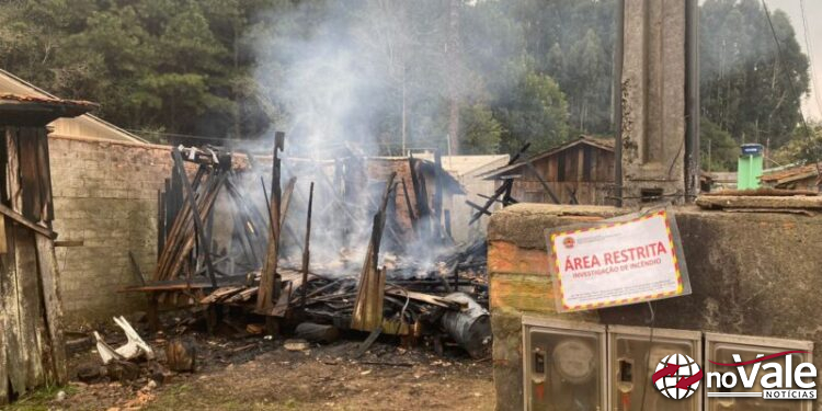 Incêndio destrói residência de madeira em Santa Cecília