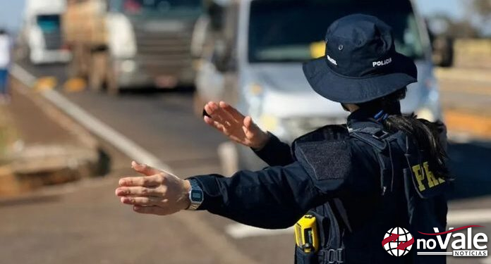 PRF apreende carreta com madeira nativa em rota irregular em Joaçaba