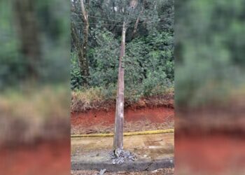 Poste danificado no loteamento Luiz Antônio MR em Capinzal