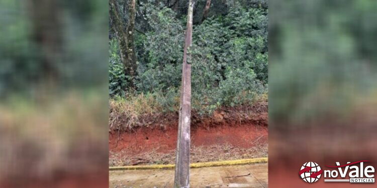 Poste danificado no loteamento Luiz Antônio MR em Capinzal
