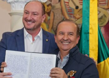 Jorginho Mello transmite cargo de governador do Estado para o presidente da Alesc, Mauro de Nadal