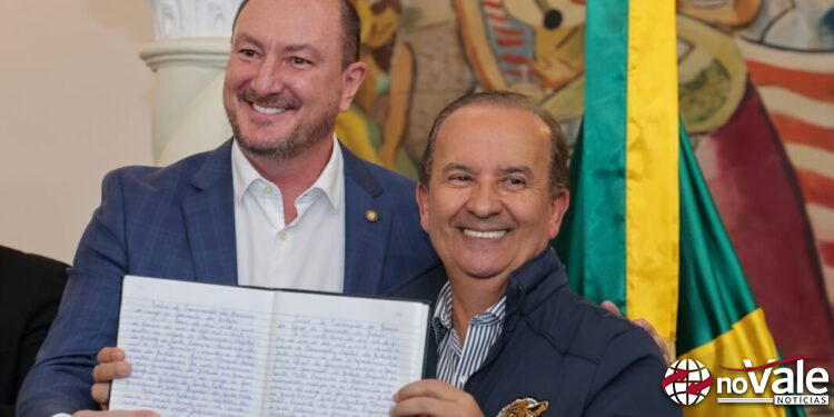 Jorginho Mello transmite cargo de governador do Estado para o presidente da Alesc, Mauro de Nadal