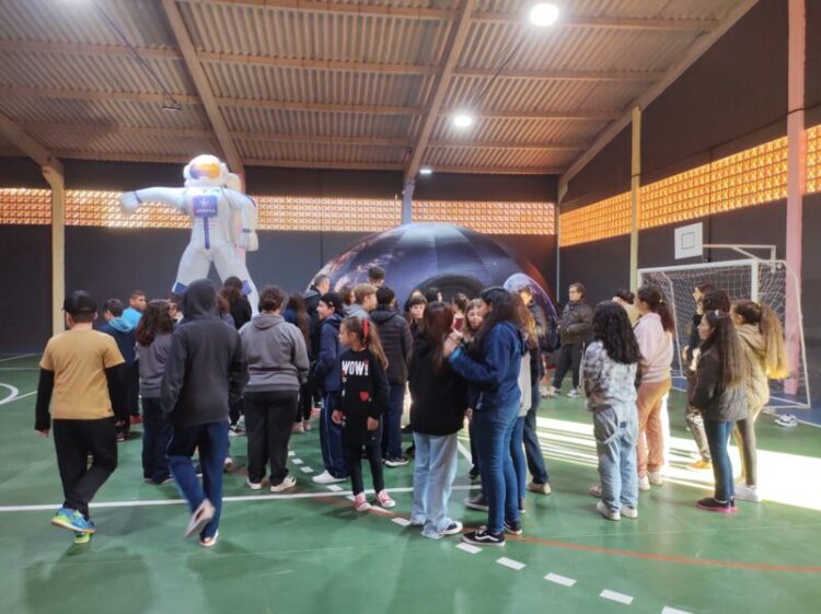 Alunos da Rede Municipal de Ensino de Zortéa exploram o universo com a Urania Planetário Móvel