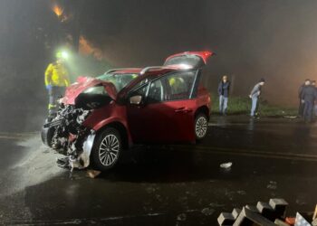 Colisão entre carro e caminhonete mata mulher na BR-282