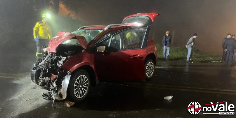 Colisão entre carro e caminhonete mata mulher na BR-282