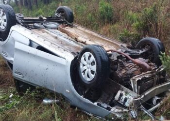Bombeiros de Irani atendem saída de pista com capotamento de veículo na BR-282