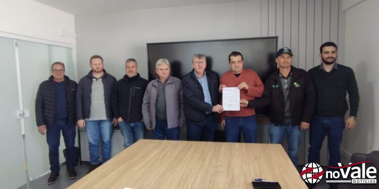 Assinada a Ordem de Serviço para a Construção de mangueiras da pista de arremate no Parque de Exposições Domingos Pellizzaro