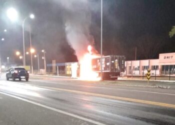 Carreta câmara fria pega fogo em frente a PRF de Joaçaba