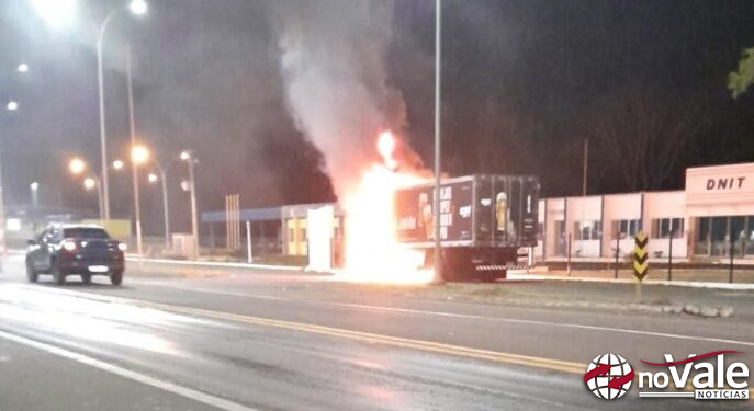 Carreta câmara fria pega fogo em frente a PRF de Joaçaba