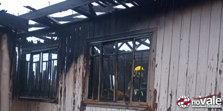 Incêndio atinge residência em Campos Novos