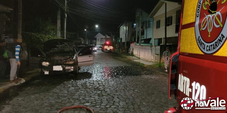 Bombeiros atendem incêndio em veículo em Videira