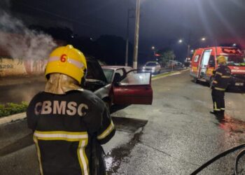 Corpo de Bombeiros atendem incêndio em veículo em Fraiburgo