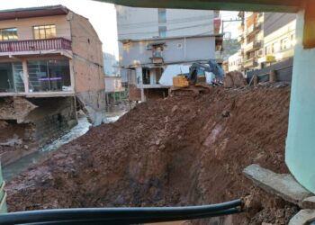 Secretaria de Infraestrutura realiza limpeza no Rio Capinzal para construção da Ponte na Rua Dom Vicente Gramazzio