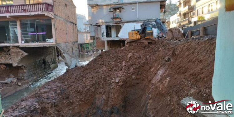 Secretaria de Infraestrutura realiza limpeza no Rio Capinzal para construção da Ponte na Rua Dom Vicente Gramazzio