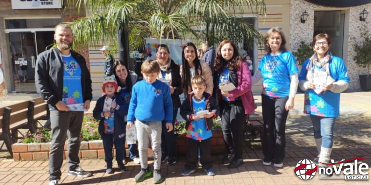AMA de Capinzal promove panfletagem de conscientização sobre autismo