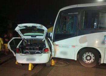 Acidente entre ônibus e carro deixa uma mulher ferida em Campos Novos