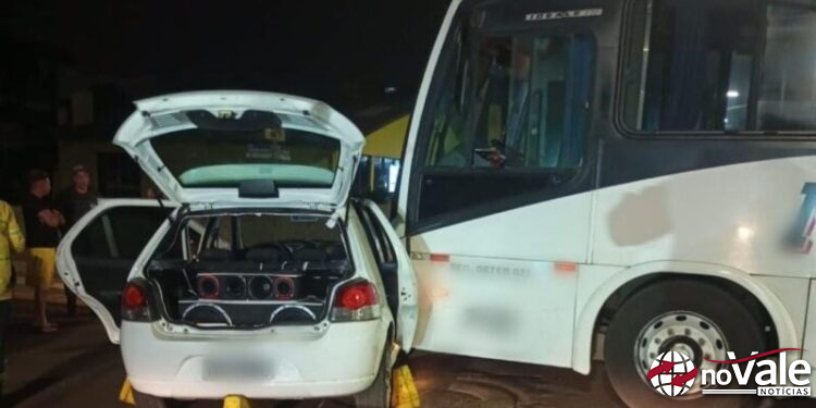 Acidente entre ônibus e carro deixa uma mulher ferida em Campos Novos