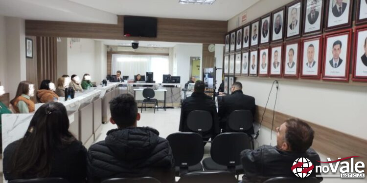 Acusado de matar companheira e queimar corpo em Ipira está sendo julgado na Câmara de Vereadores de Ouro