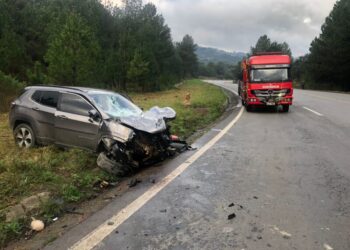Colisão frontal entre três veículos deixa pessoas feridas em Brunópolis