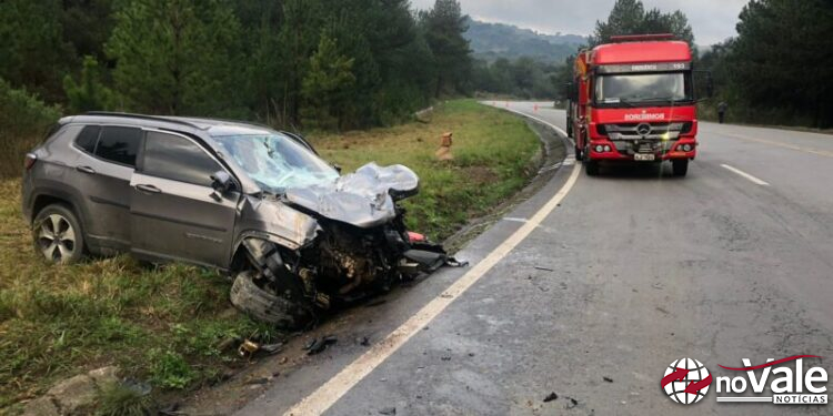 Colisão frontal entre três veículos deixa pessoas feridas em Brunópolis