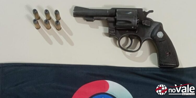 Dupla presa em flagrante por porte ilegal de arma e desacato em Videira
