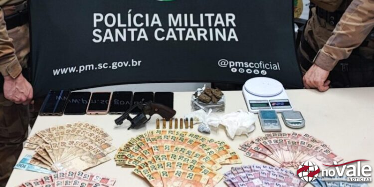 PM efetua prisão por tráfico de drogas e porte ilegal de arma de fogo em Herval d’Oeste