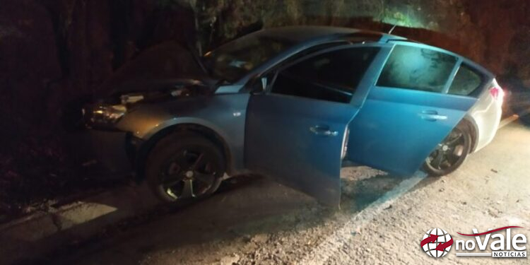 Colisão em paredão de pedra após saída de pista deixa feridos no interior de Peritiba