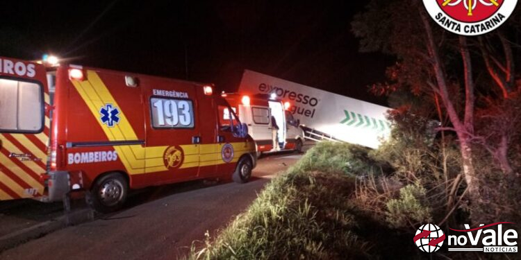 Acidente na BR-282 deixa motorista preso as ferragens em Campos Novos