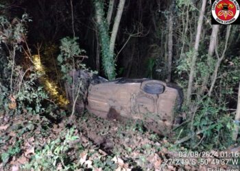 Saída de pista deixa motorista e criança com ferimentos leves em Fraiburgo